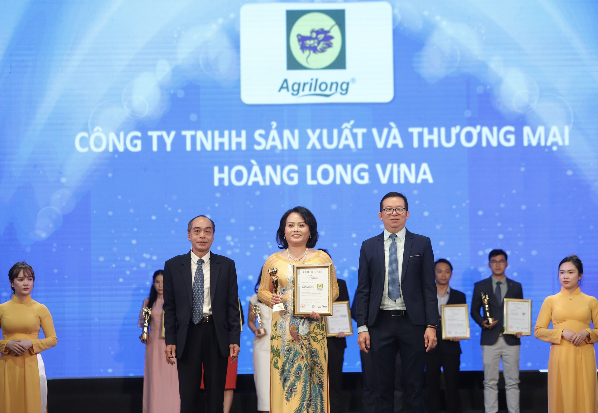 Đại diện Công ty Hoàng Long Vina đón nhận danh hiệu TOP 10 Thương hiệu hàng đầu ASEAN.