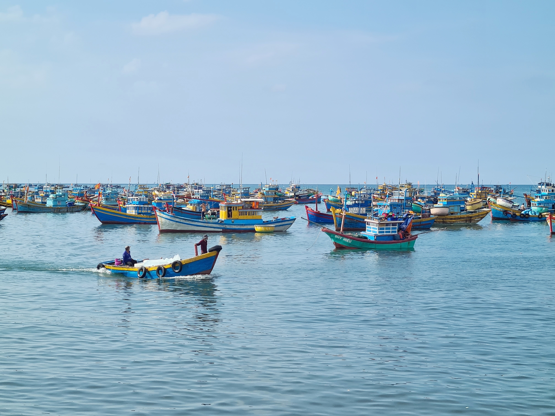 The process of verification and resolution is actively being undertaken in response to instances of non-compliance with regulations concerning the disconnection of VMS devices for fishing vessels measuring 24 meters or more. Photo: Hong Tham.