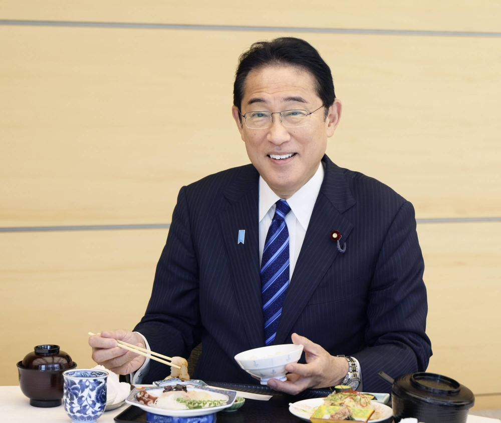 Thủ tướng Fumio Kishida thưởng thức hải sản từ Fukushima hôm 30/8. Ảnh: Văn phòng Nội các Nhật Bản.