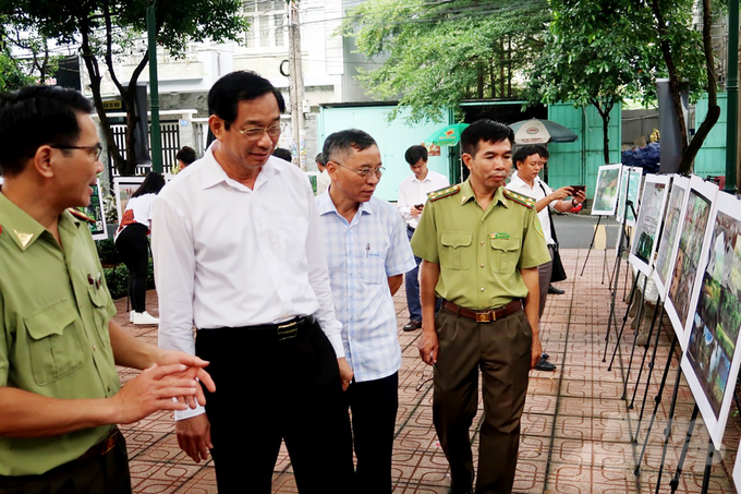 Đoàn lãnh đạo tỉnh Đồng Nai và ngành chức năng tham quan triển lãm ảnh về loài voi. Ảnh: MV.