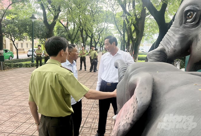 Phó Chủ tịch UBND tỉnh Đồng Nai Võ Văn Phi (bên phải) tham quan triển lãm ảnh 'Tử tế với loài voi và thiên nhiên'. Ảnh: MV.