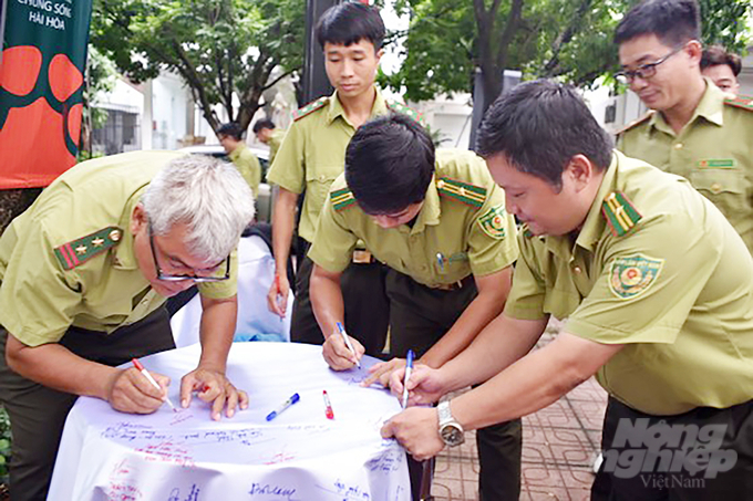 Lực lượng kiểm lâm tỉnh Đồng Nai ký cam kết bảo vệ loài voi: Ảnh: MV.
