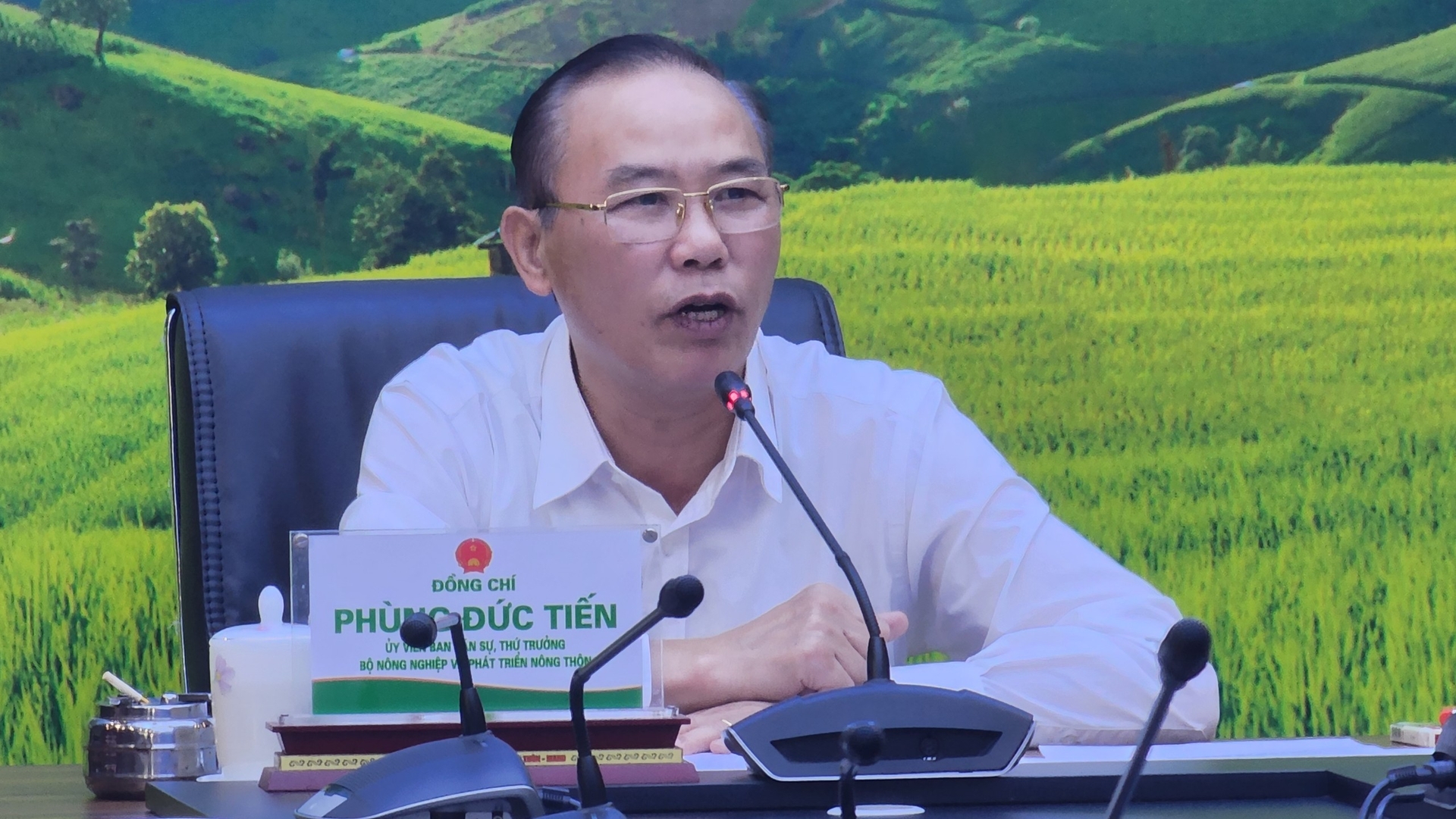 Thứ trưởng Bộ NN-PTNT Phùng Đức Tiến nói: 'Chúng ta cần phải nghiêm túc xử lý, để lúc EC sang thanh tra họ thấy rằng Việt Nam đã thực sự cầu thị, thực sự hành động'. Ảnh: Quang Dũng.