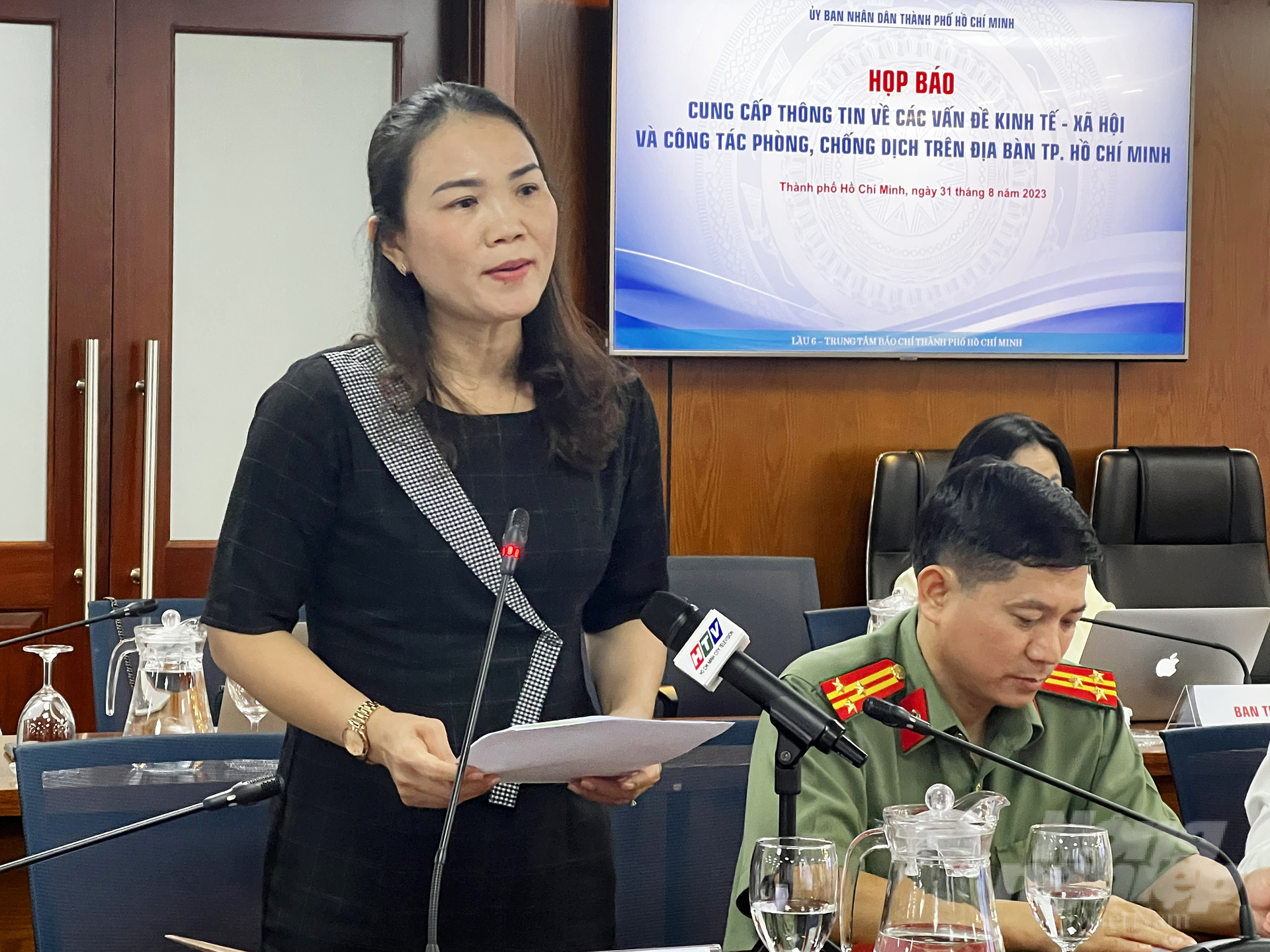 Bà Huỳnh Lê Như Trang, Phó Giám đốc Sở LĐ-TB&XH TP.HCM thông tin tại buổi họp báo về tình hình kinh tế, xã hội chiều 31/8. Ảnh: Nguyễn Thủy.