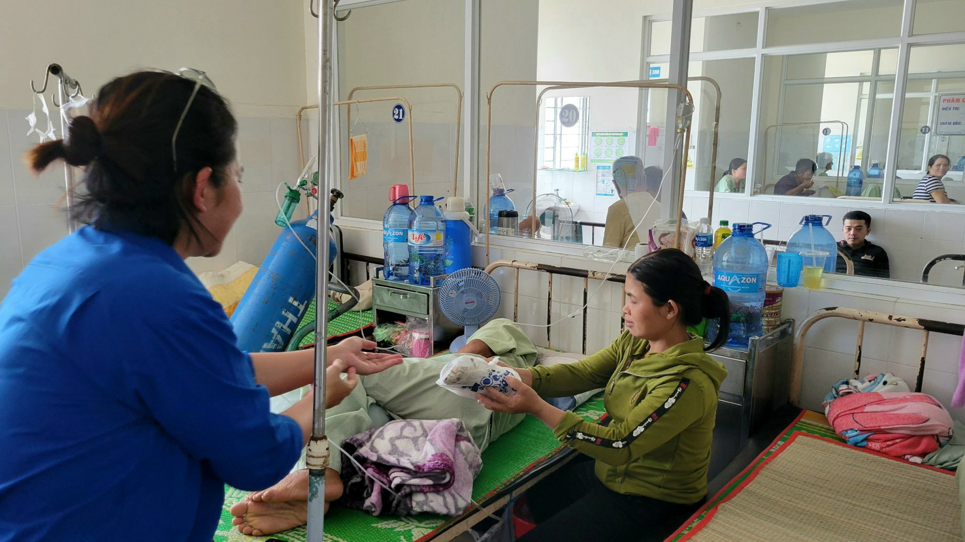 Co.opmart Quy Nhơn trao cơm cho bệnh nhân đang điều trị tại Khoa Ngoại Tổng hợp và Khoa Ngoại tiết niệu (Bệnh viện Đa khoa tỉnh Bình Định). Ảnh: V.Đ.T.