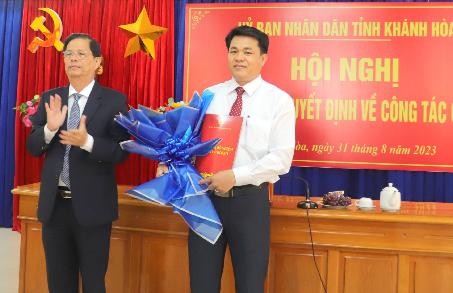 Ông Nguyễn Tấn Tuân (trái), Chủ tịch UBND tỉnh Khánh Hòa trao quyết định bổ nhiệm Giám đốc Sở NN-PTNT cho ông Nguyễn Duy Quang. Ảnh: Mai Phương.