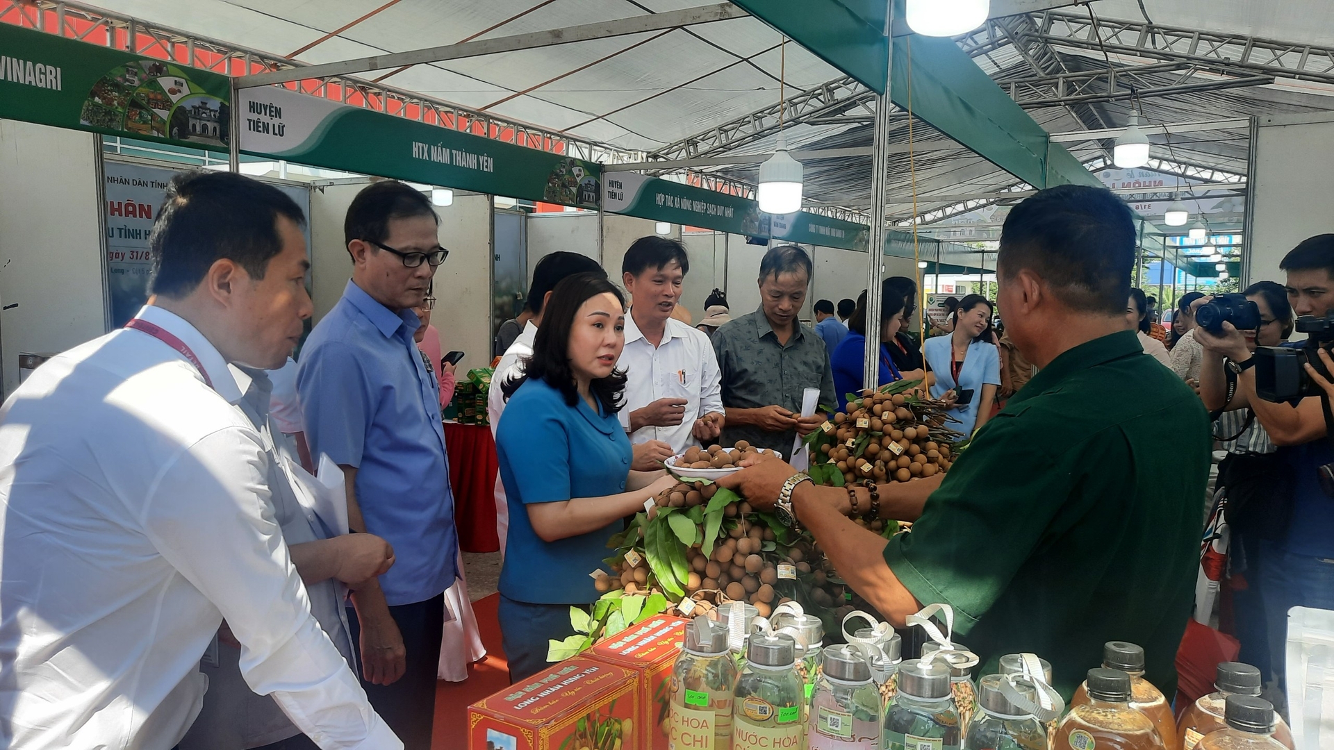 Lãnh đạo Sở Công thương tỉnh Quảng Ninh và Hưng Yên đi thăm các gian hàng. Ảnh: Nguyễn Thành.