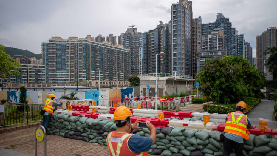 Hong Kong gấp rút triển khai công tác chống bão trong ngày 1/9. Ảnh: Bloomberg. 