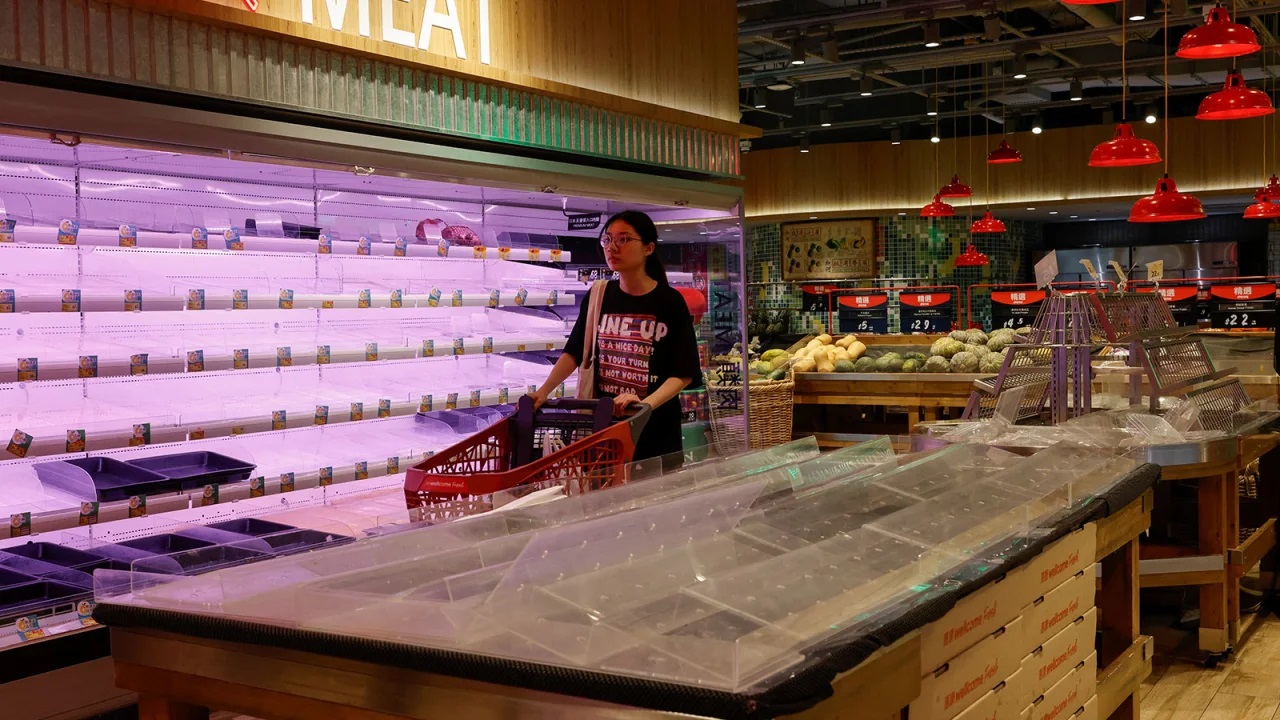 Quầy thực phẩm trống trơn tại một siêu thị ở Hong Kong hôm 31/8. Ảnh: Reuters.