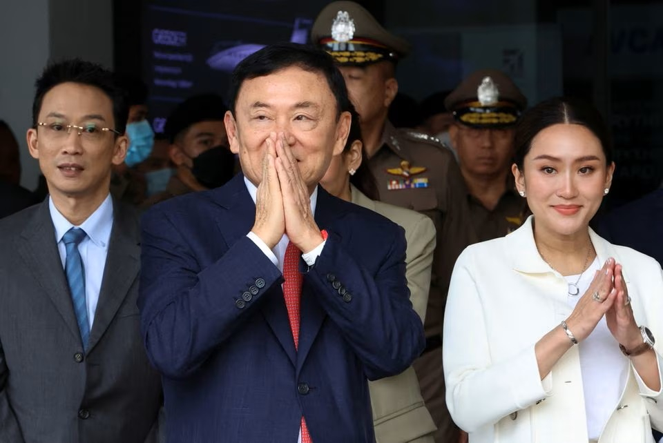 Cựu Thủ tướng Thaksin Shinawatra tại sân bay quốc tế Don Mueang hôm 22/8. Ảnh: Reuters.