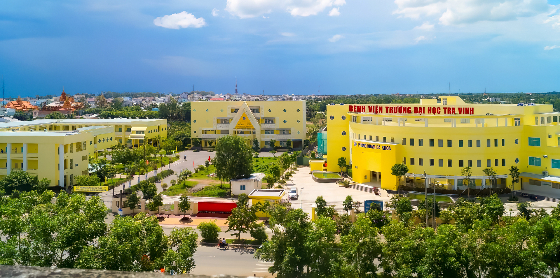 Khuôn viên Bệnh viện Trường Đại học Trà Vinh được đầu tư khang trang, cơ sở vật chất hiện đại. 