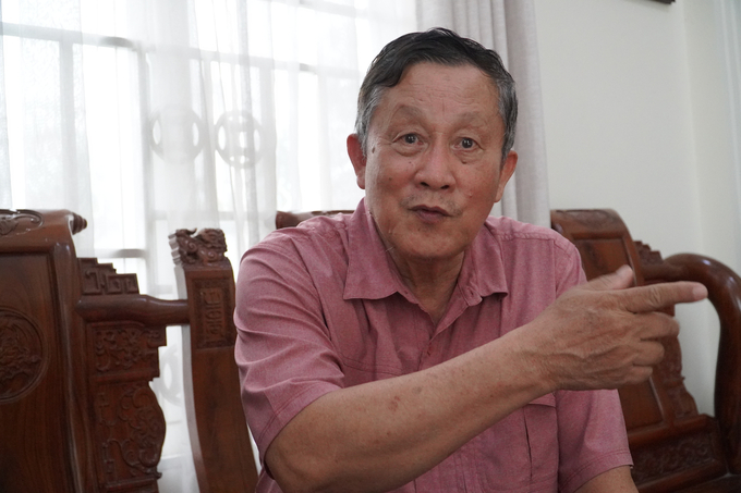 Prof. Dr. Bui Chi Buu, former Director of the Cuu Long Delta Rice Research Institute, discussing the development history of rice in Vietnam. Photo: Kim Anh.