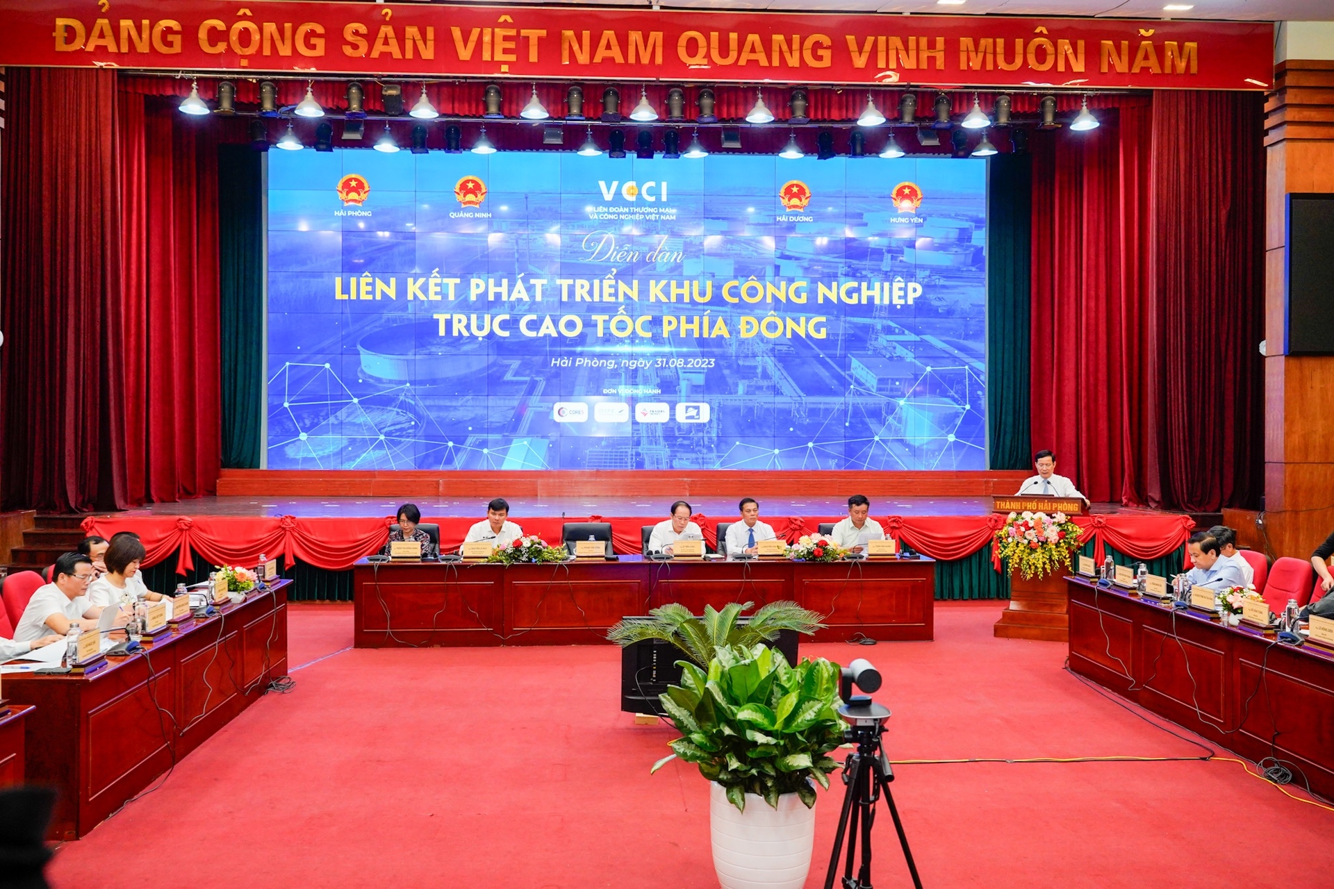 The forum was held at the convention centre of Hai Phong City. Photo: Dam Thanh.