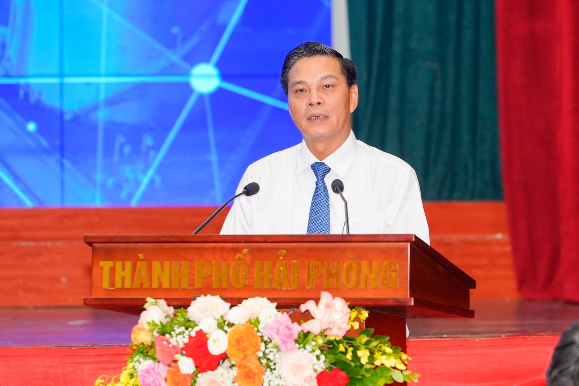 Mr. Nguyen Van Tung - Chairman of Hai Phong City People's Committee shared important information at the forum. Photo: Dam Thanh. 