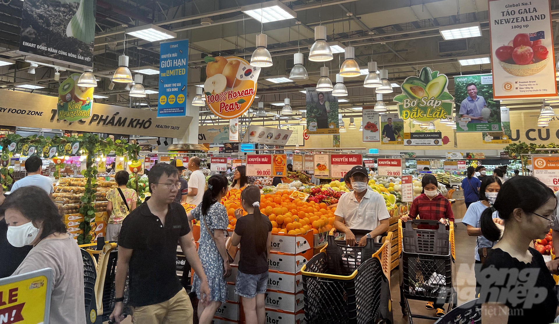 Người tiêu dùng TP.HCM mua sắm tại hệ thống siêu thị hiện đại trong ngày đầu nghỉ lễ 2/9. Ảnh: Nguyễn Thủy.
