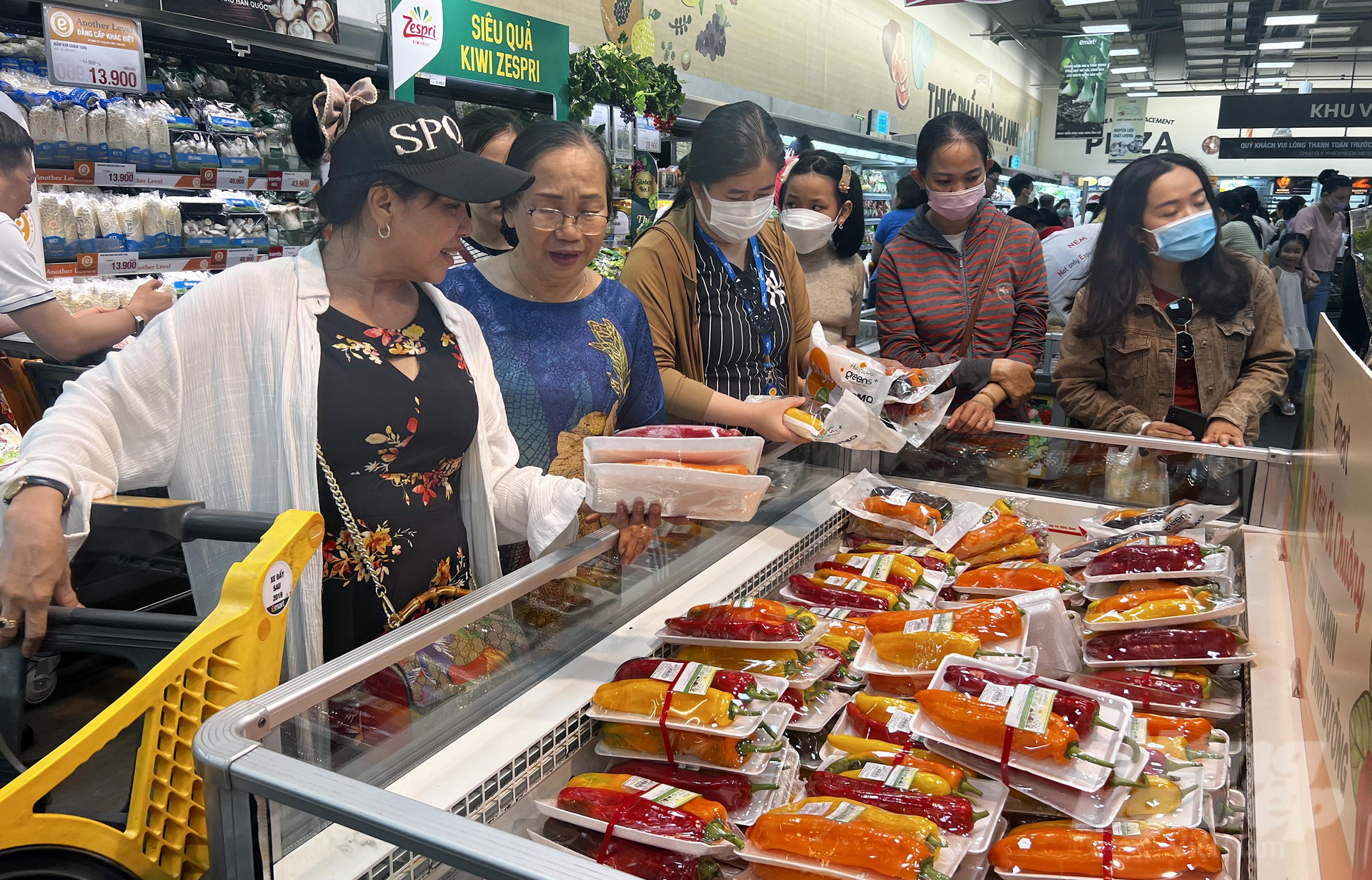 Các mặt hàng thực phẩm thu hút đông đảo người tiêu dùng. Ảnh: Nguyễn Thủy.
