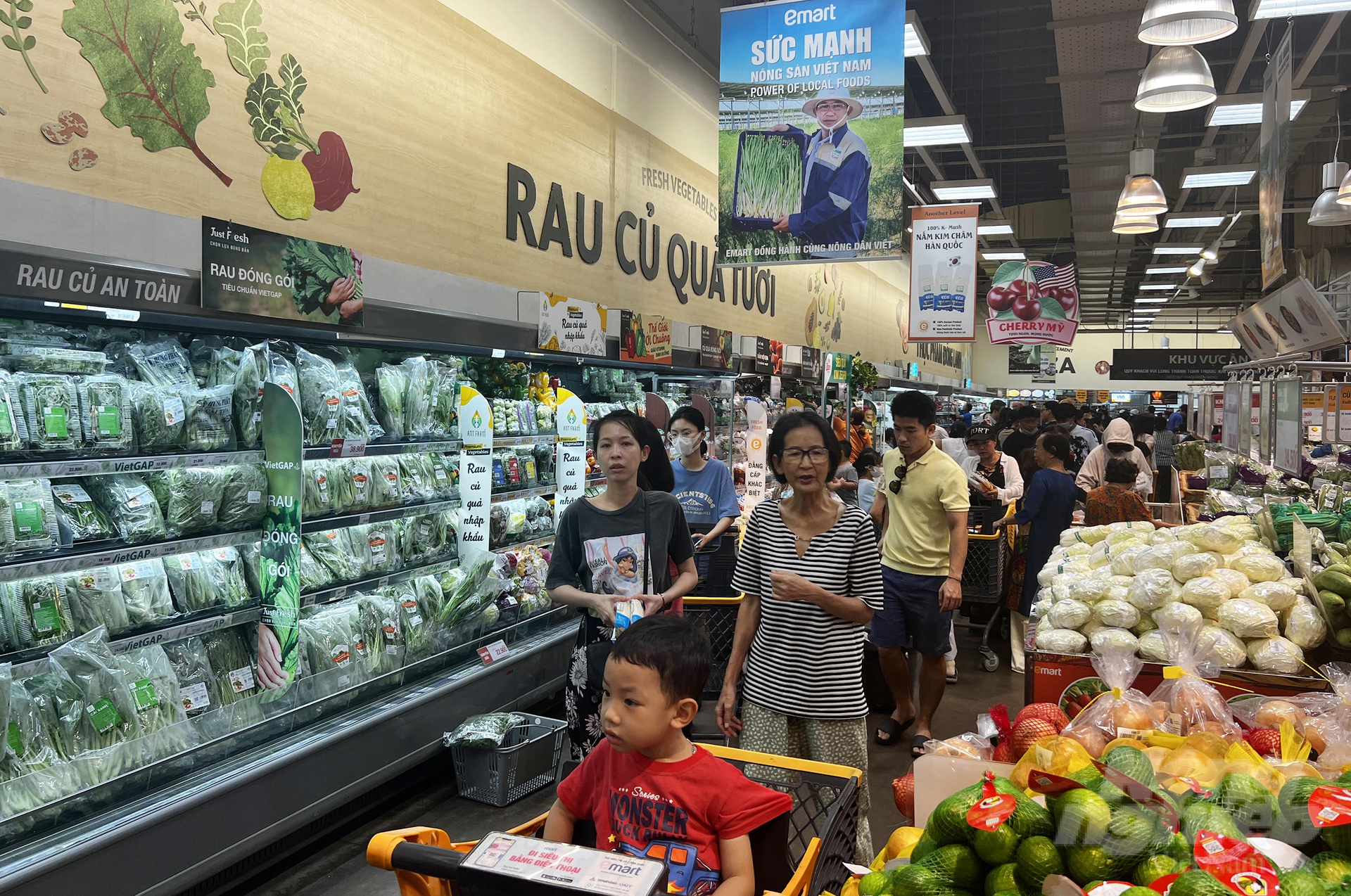 Trong ngày 1/9, lượng khách đến mua sắm càng lúc càng đông. Ảnh: Nguyễn Thủy.