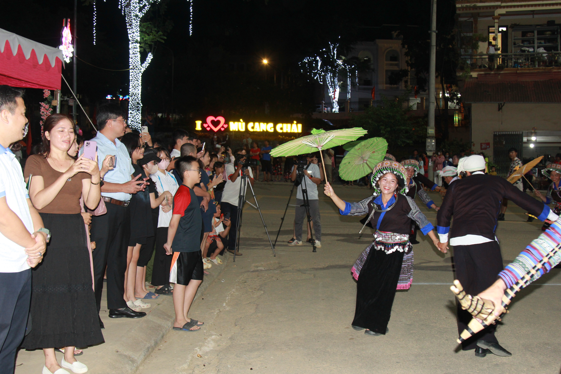 13 đoàn của 13 xã trong huyện biểu diễn nghệ thuật trên đường với sự cổ vũ của đông đảo người dân và du khách. Ảnh: Thanh Tiến.