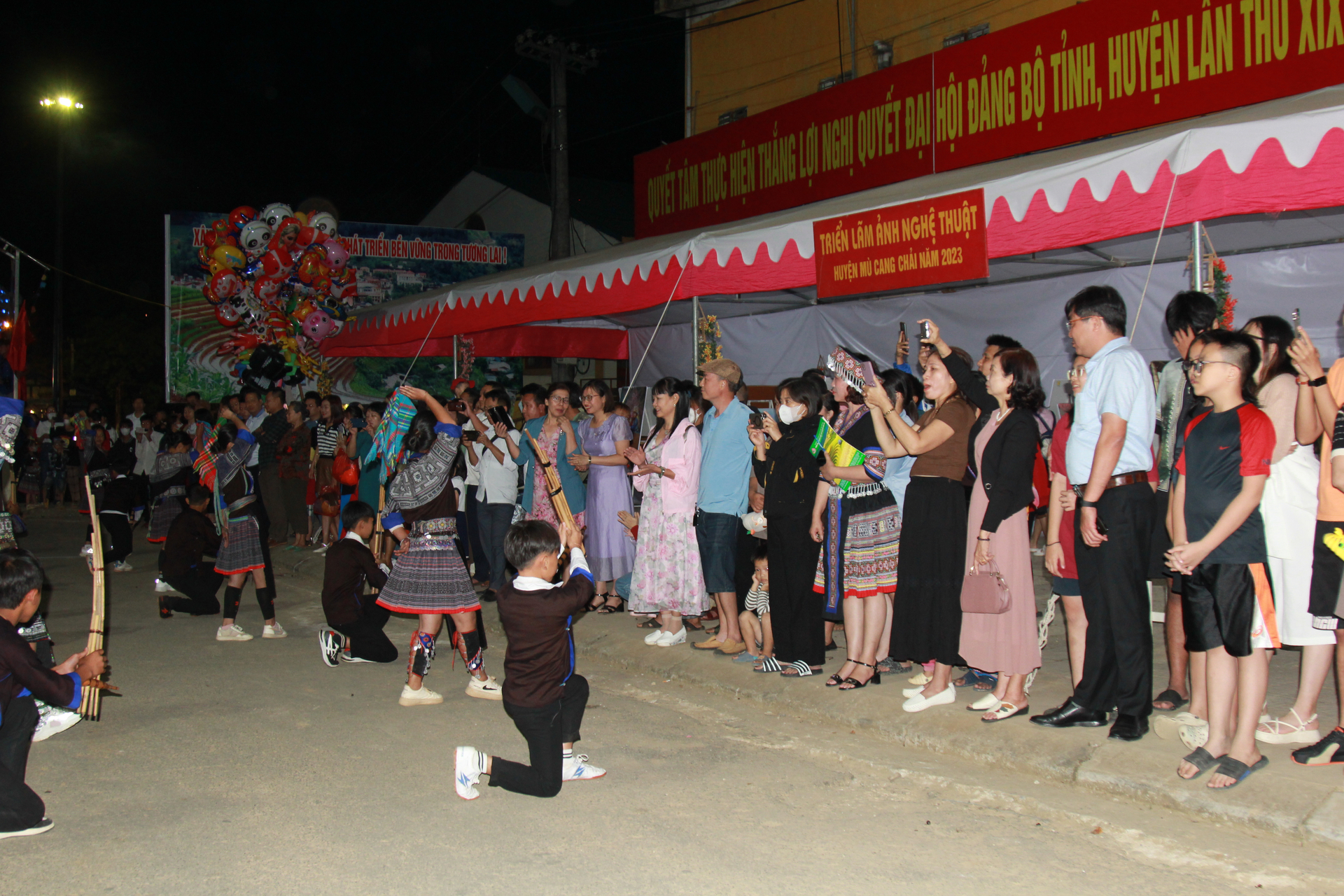 Người Mông ở Mù Cang Chải tham gia hoạt động diễu diễn trên đường với các tiết mục đặc trưng của dân tộc mình. Ảnh: Thanh Tiến.