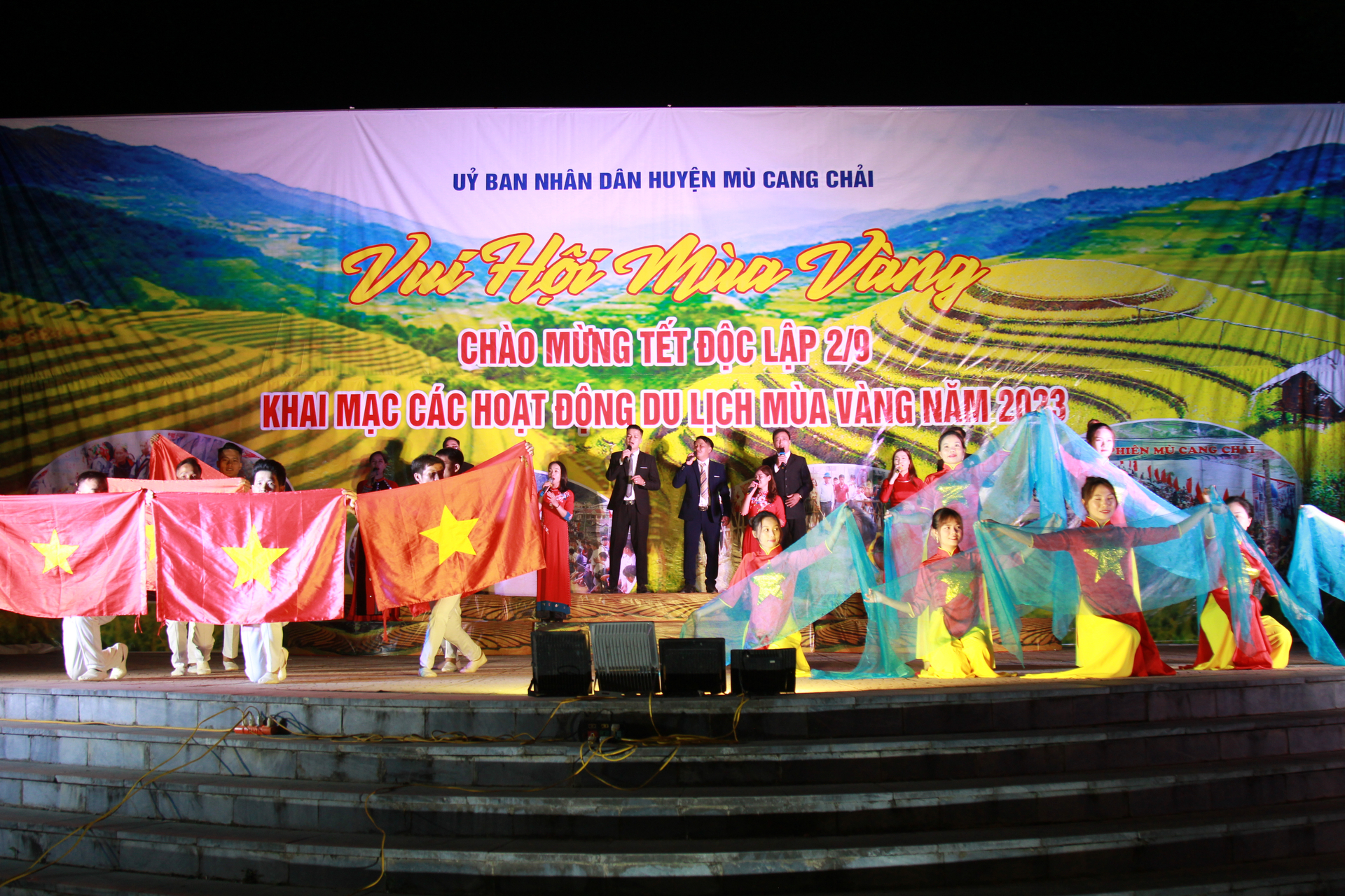 Tết Độc lập ở huyện Mù Cang Chải được tổ chức với nhiều hoạt động văn hóa, văn nghệ đặc sắc. Ảnh: Thanh Tiến.