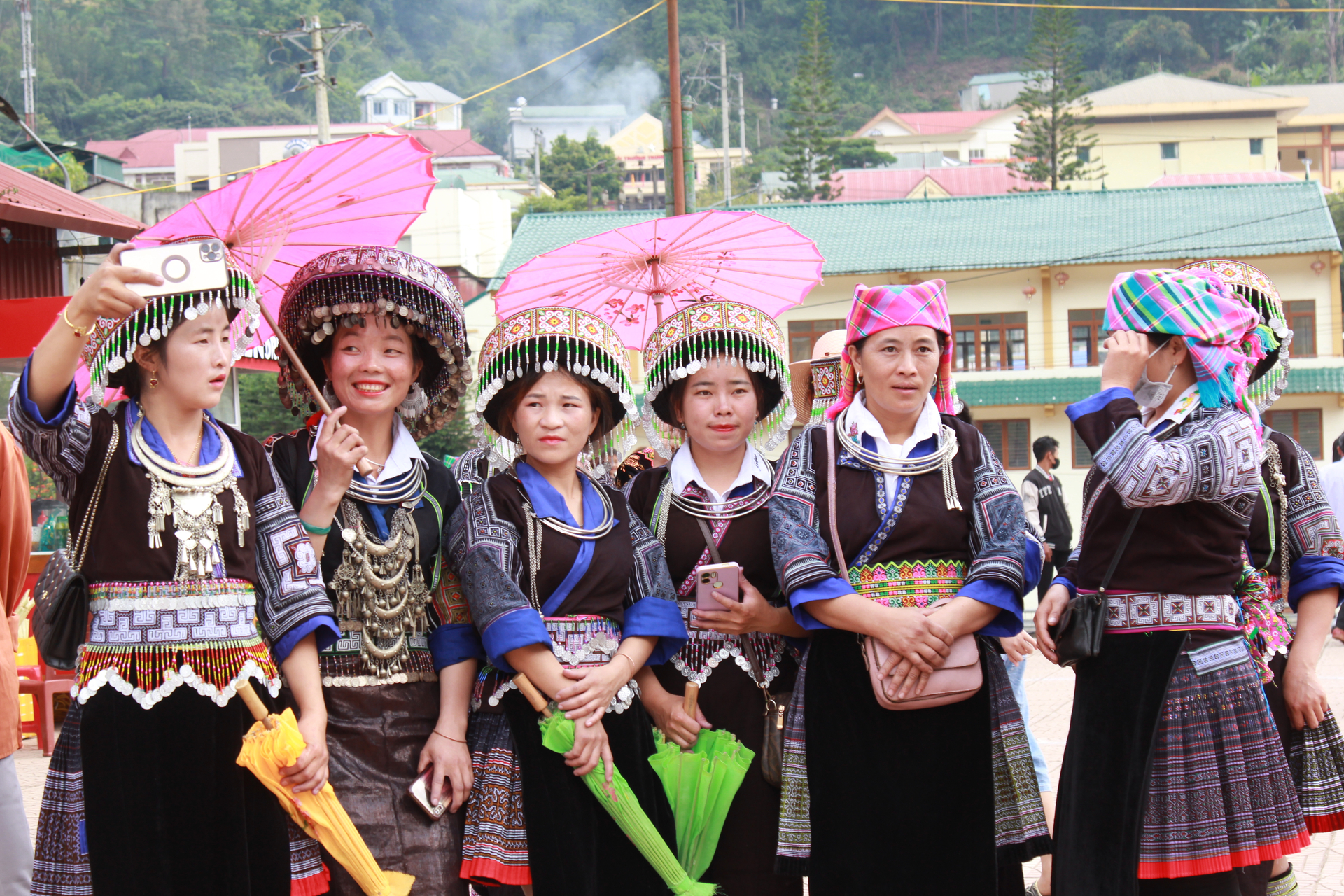 Các cô gái người Mông trong trang phục rực rỡ sắc màu xuống núi tham dự ngày Tết Độc lập. Ảnh: Thanh Tiến.