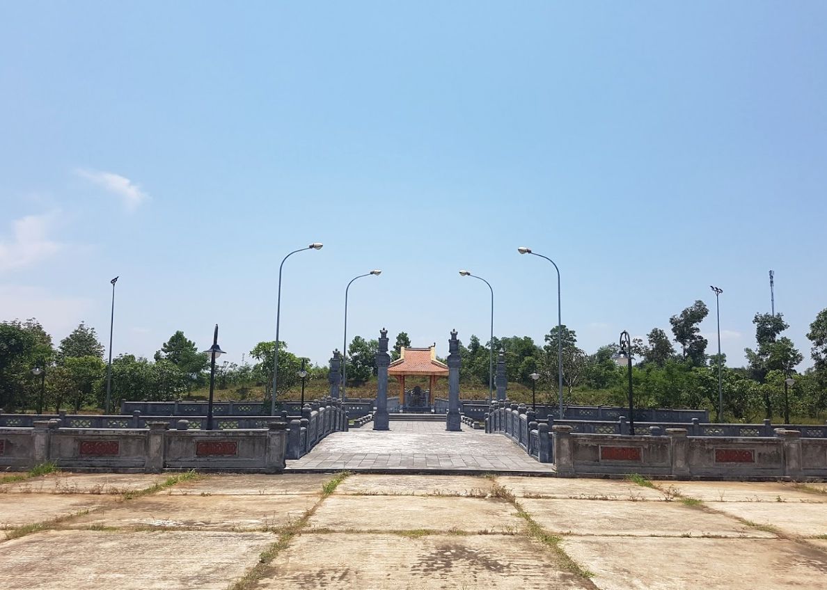 Lăng Mộ Lễ Thành Hầu Nguyễn Hữu Cảnh ở Lệ Thủy.