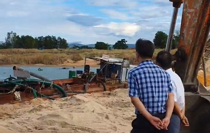 Tại thời điểm kiểm tra, cơ quan chức năng phát hiện Công ty Huy Phú đã khai thác cát ngoài mỏ cấp phép. Ảnh: KS.
