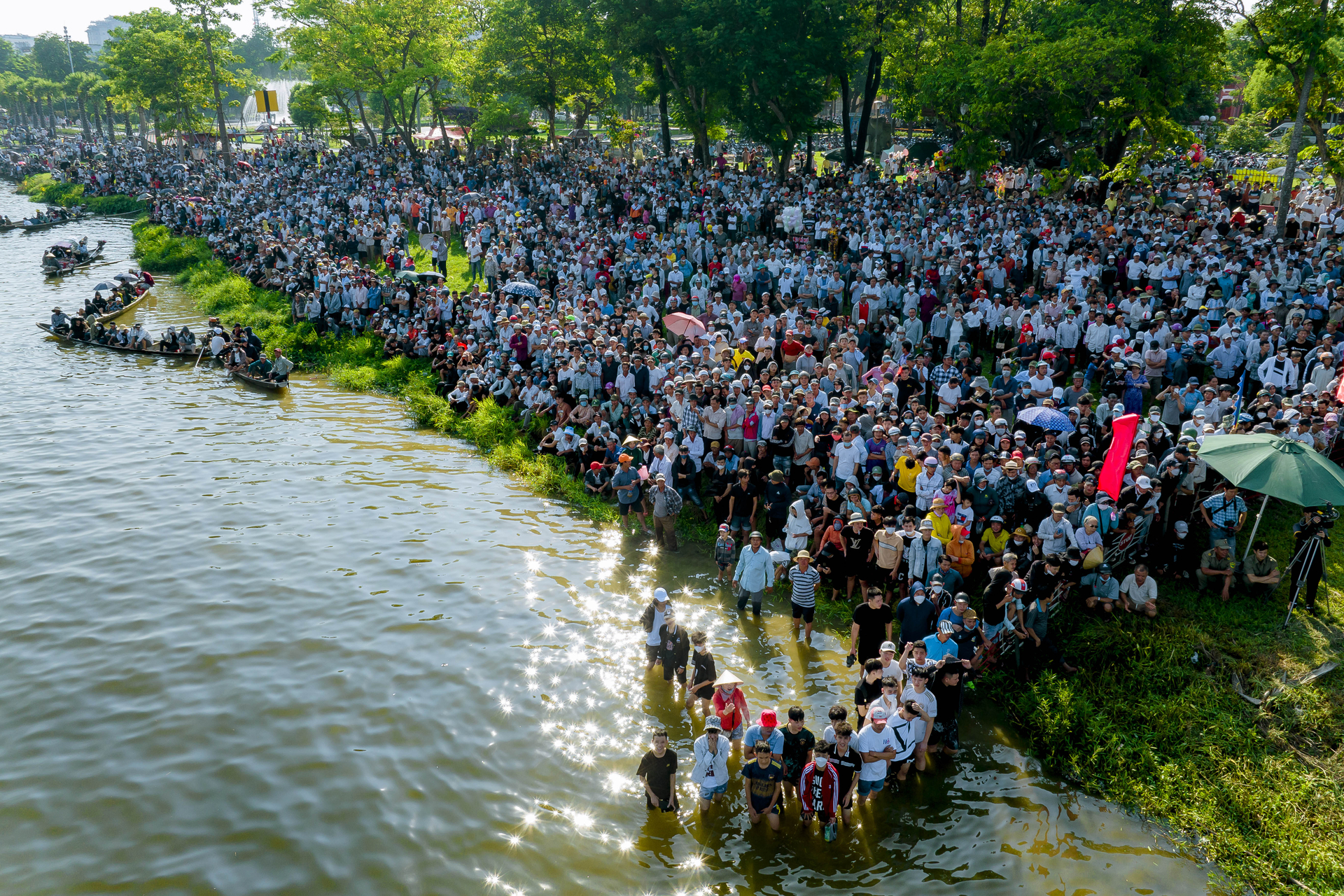 Hàng ngàn người dân và du khách đổ về đôi bờ sông Hương.