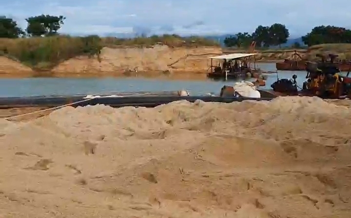 Mỏ cát của Công ty Huy Phú nằm trên sông Đà Rằng, thuộc thôn Phước Bình Bắc, xã Hòa Thành (TX Đông Hòa). Ảnh: KS.