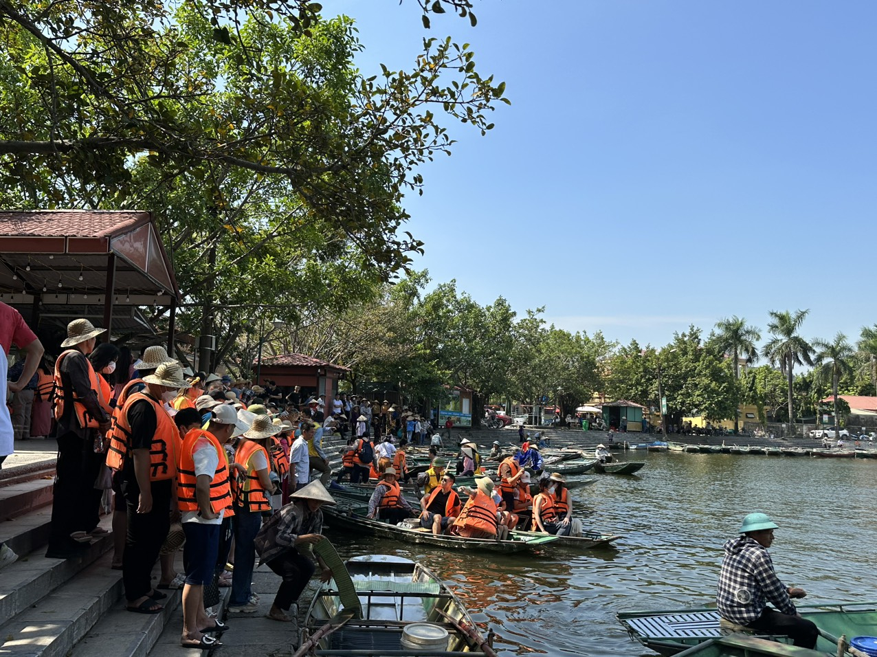 Việc đón tiếp khách, văn minh du lịch cho người chèo đò được Ban Quản lý Khu Du lịch Tam Cốc – Bích Động phối hợp với Sở Du lịch tỉnh Ninh Bình tập huấn, quản lý chặt. Ảnh: Xuân Hào.