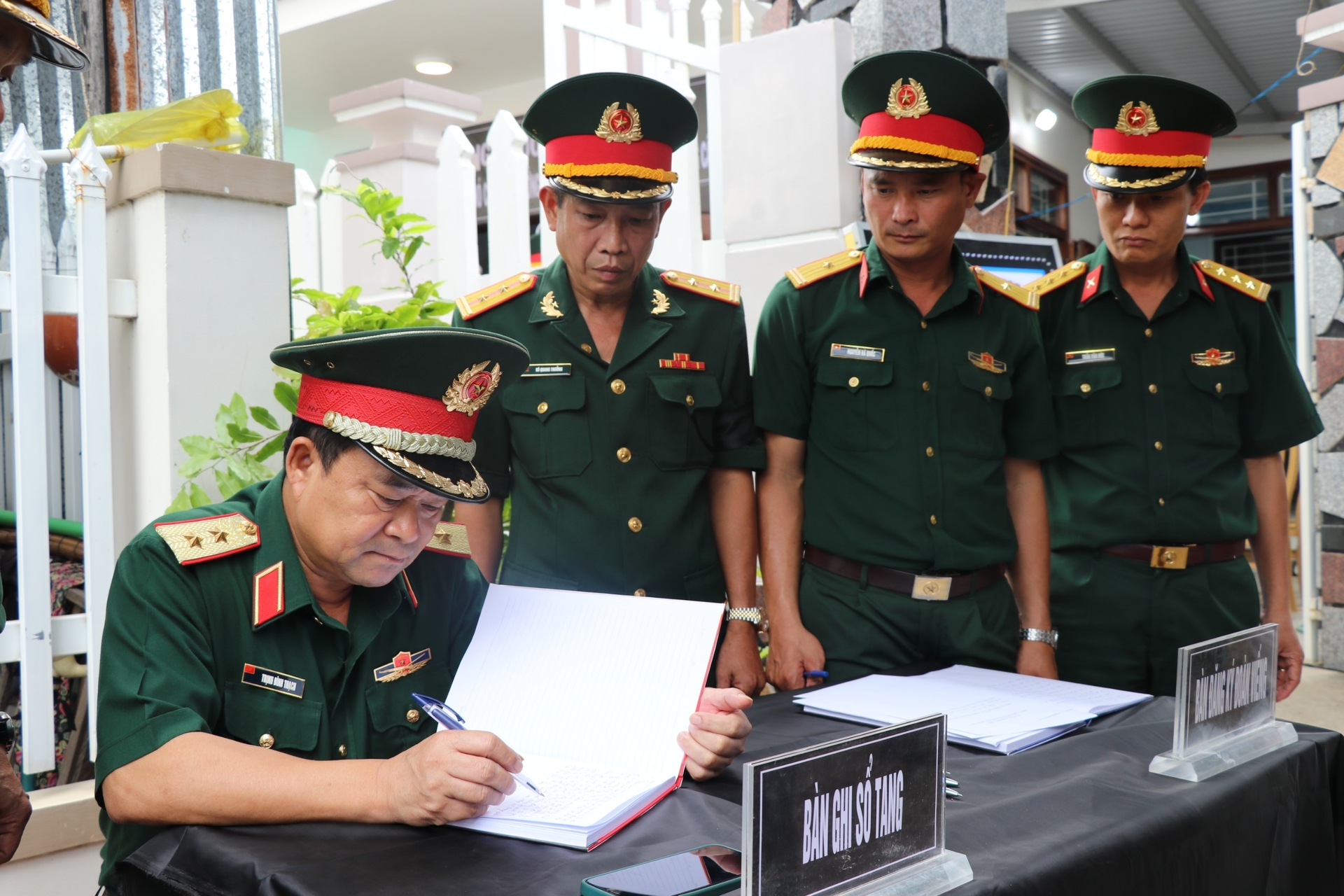 Gia đình cùng đồng đội và người thân đã tiễn đưa Trung tá Trần Hồng Kỳ về quê nhà ở xã Xuân Thịnh (thị xã Sông Cầu) để mai táng. Ảnh: XT.