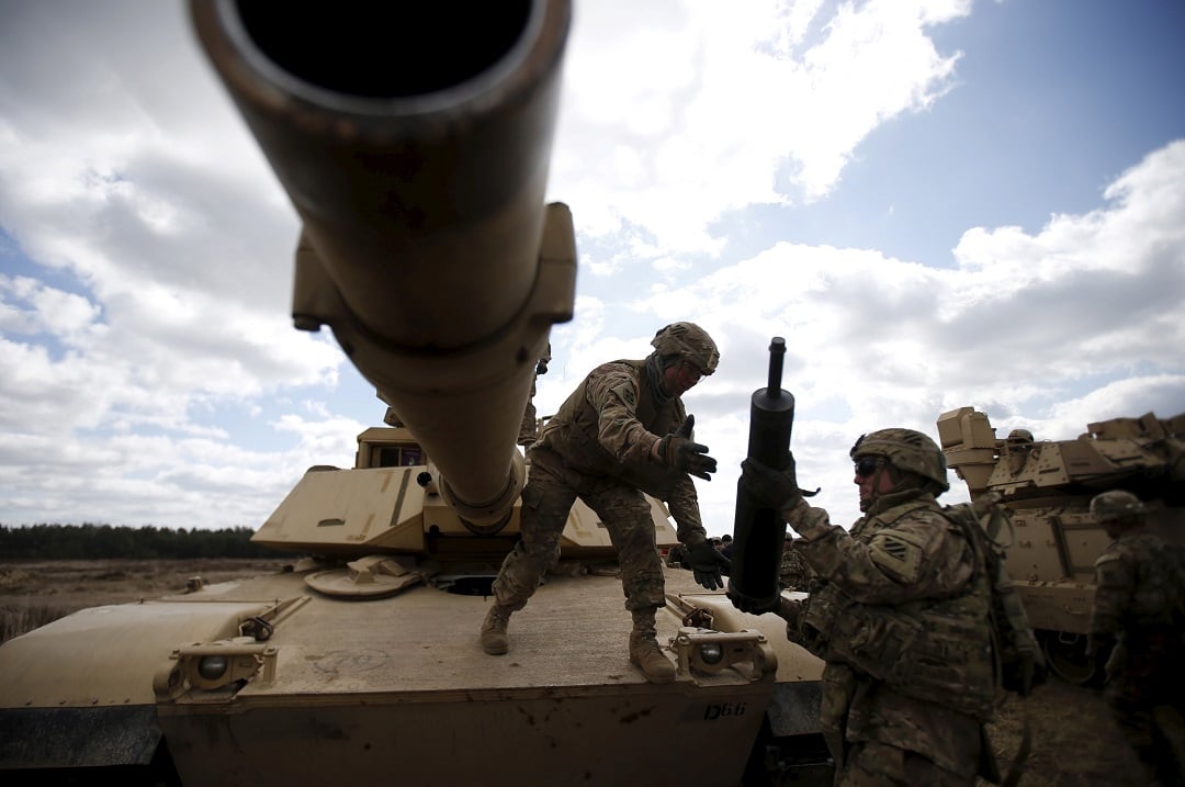 Binh sĩ Mỹ nạp đạn cho xe tăng Abrams trong cuộc diễn tập hồi tháng 4/2015. Ảnh: Reuters.