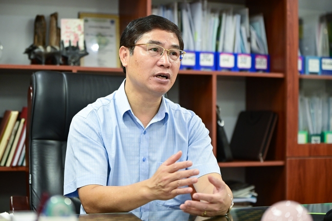 Mr. Nguyen Quy Duong, Deputy Director of the Department of Plant Protection, discussing methods to reduce emissions in farming. Photo: Bao Thang.