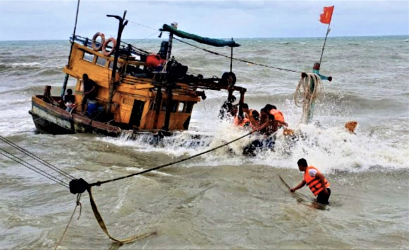 Sóng to, gió giật mạnh đã làm tàu đánh cá của ngư dân Kiên Giang bị chìm khi đang di chuyển từ ngoài biển vào gần đảo Hòn Tre để tránh trú bão. Ảnh minh họa.