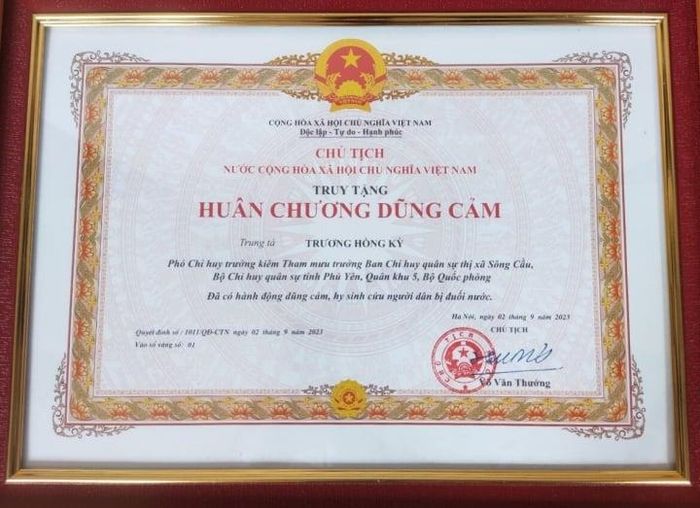 Chủ tịch nước đã ký truy tặng Huân chương Dũng cảm cho Trung tá Trương Hồng Kỳ hy sinh cứu người dân vị đuối nước. 