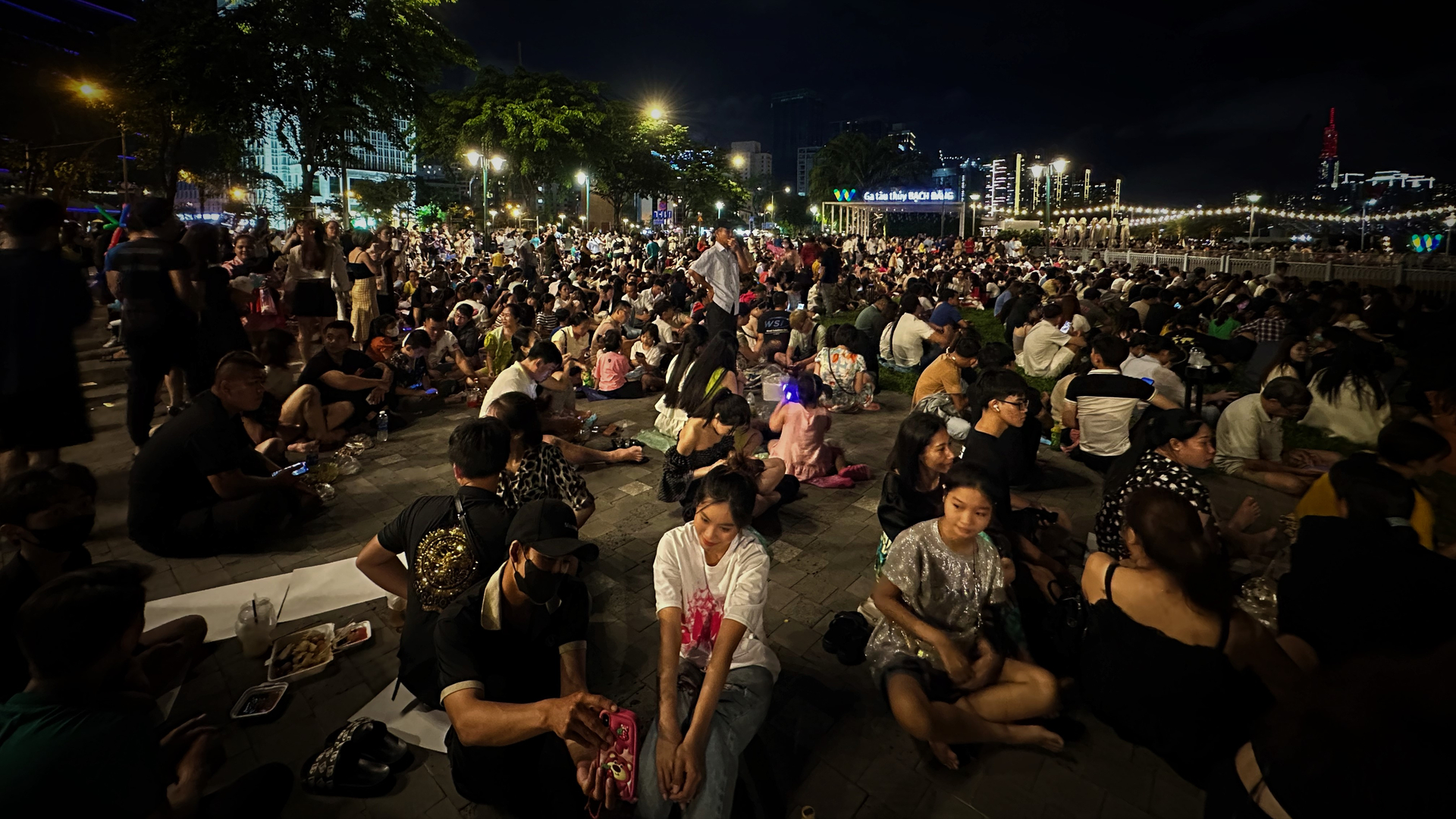 Ngay từ 19h, hàng chục nghìn người đã có mặt tại khu vực Công viên Bến Bạch Đằng, quận 1, TP.HCM để chờ đón màn trình diễn bắn pháo hoa mừng ngày Quốc khánh 2/9 bên bờ sông Sài Gòn.
