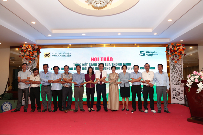 Mr. Ngo Van Dong - General Director of Binh Dien Fertilizer Joint Stock Company (sixth from the right) with Heads of the National Agricultural Extension Center and local Agricultural Extension Centers at the Closing Workshop for the Smart climate change adaptable rice farming program in the Mekong Delta in 2022.