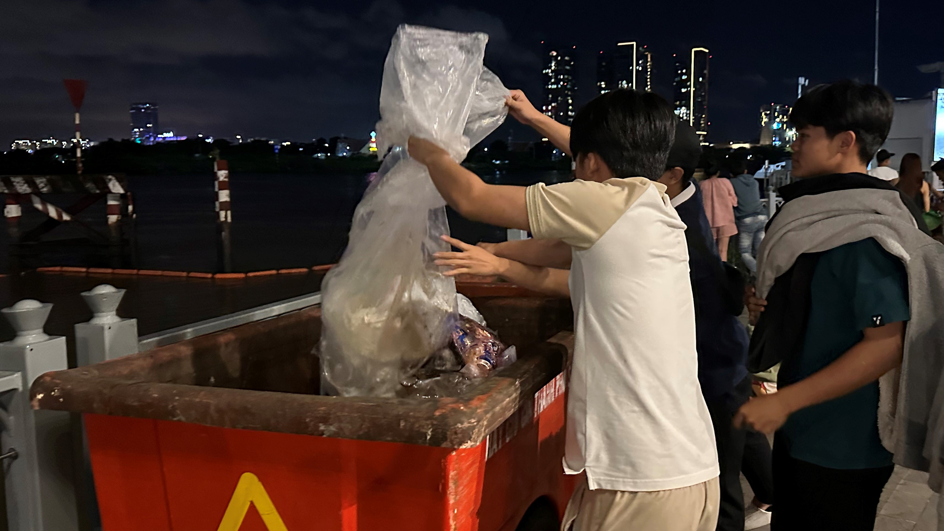 Một nhóm bạn trẻ đã tình nguyện dùng bao thu gom rác.