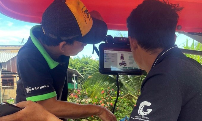 The technical staff of Dai Thanh Company instructs people to use navigation device.
