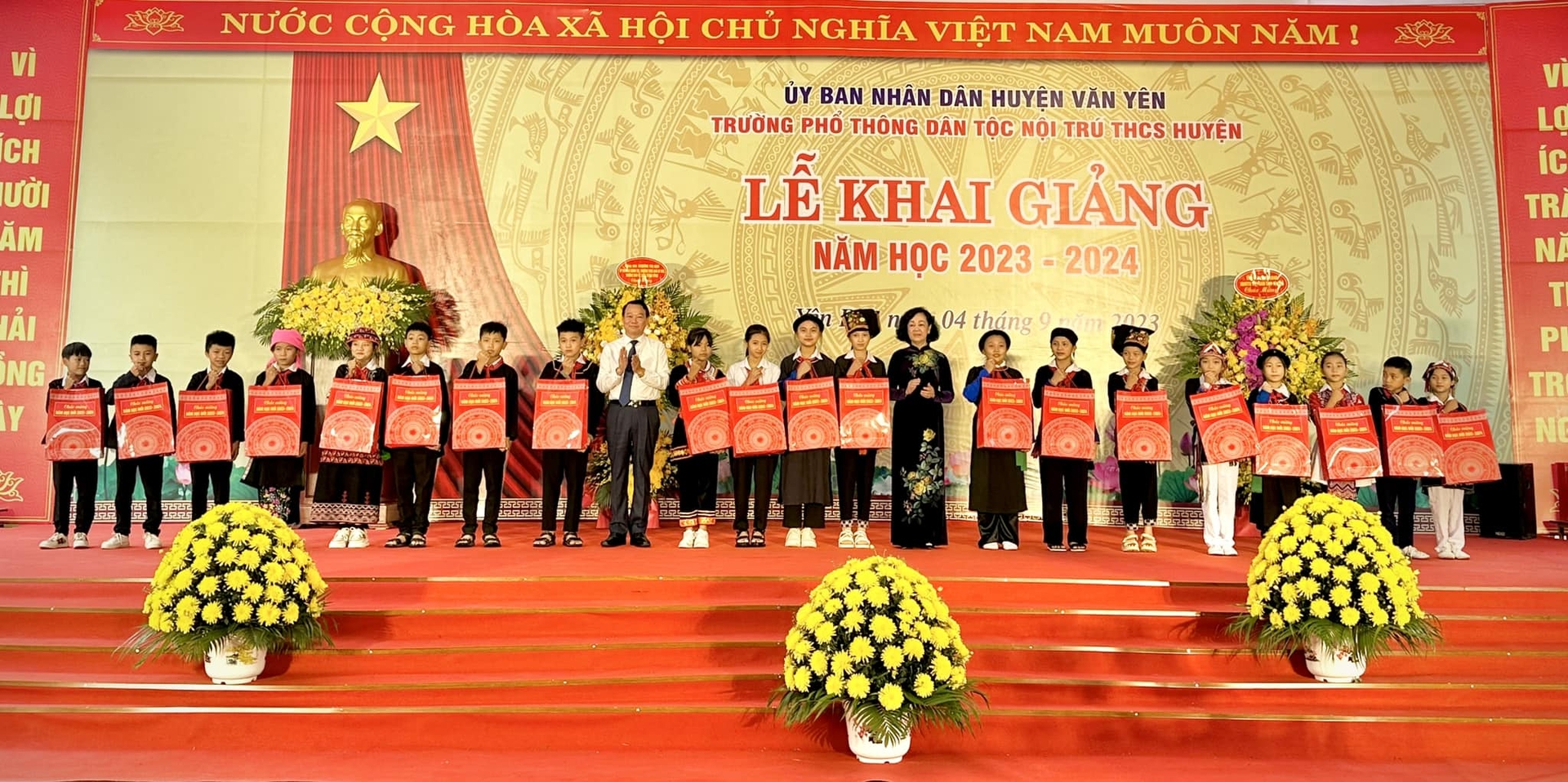 Bà Trương Thị Mai, Ủy viên Bộ Chính trị, Thường trực Ban Bí thư, Trưởng ban Tổ chức Trung ương và Đoàn công tác, đã dành 50 phần quà trao tặng cho các em học sinh nghèo vượt khó. Ảnh: Hùng Khang.