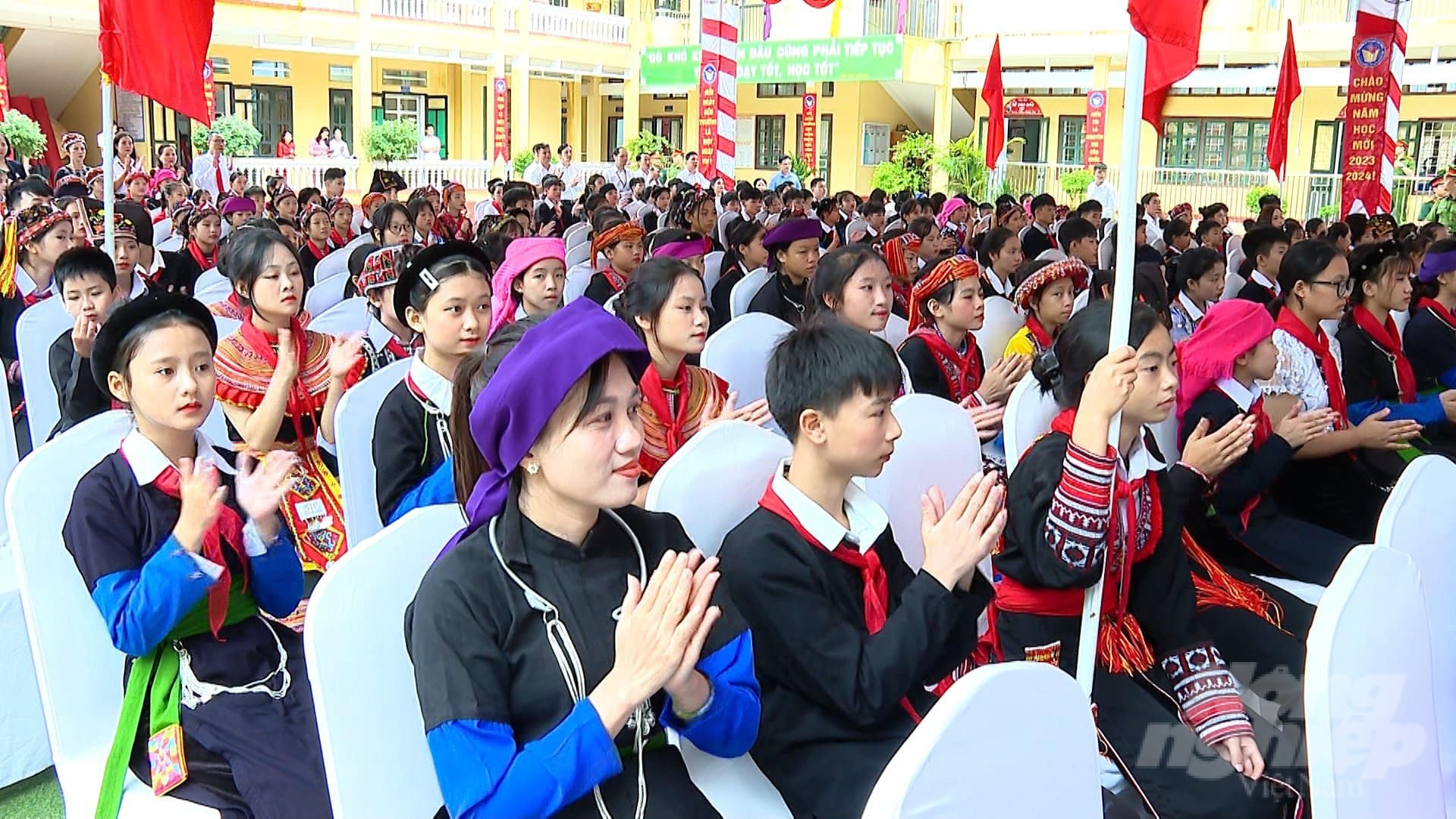Thầy cô và học sinh Trường Phổ thông Dân tộc nội trú THCS huyện Văn Yên vui mừng phấn khởi trong lễ khai giảng. Ảnh: Hùng Khang. 