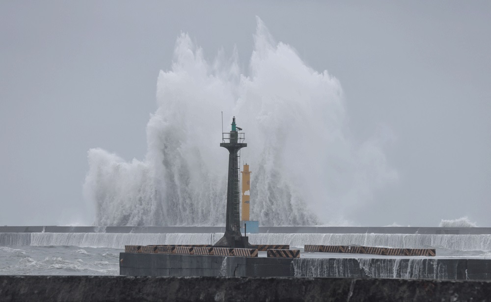 Sóng lớn tại huyện Nghi Lan khi bão Haikui đổ bộ vào miền nam đảo Đài Loan ngày 3/9. Ảnh: AFP.