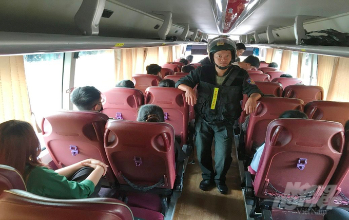 Lực lượng phá án khống chế một trong 5 xe ô tô được Công ty Lộc Phúc chở nhân viên và khách hàng đến xã An Viễn, huyện Trảng Bom để giao dịch bán bất động sản. Ảnh: Cơ quan công an cung cấp.
