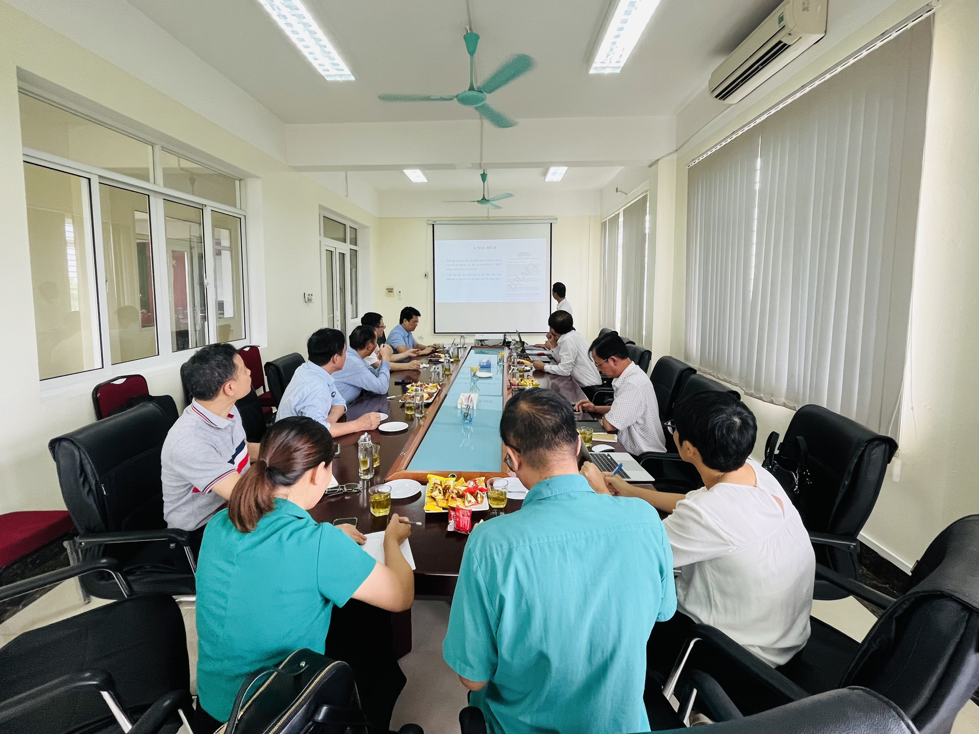 Buổi làm việc giữa Thứ trưởng Bộ NN-PTNT Phùng Đức Tiến cùng các đơn vị liên quan về vacxin DACOVAC-ASF2 tại Trung tâm Chẩn đoán thú y Trung ương ở Sóc Sơn, Hà Nội. Ảnh: Hồng Thắm