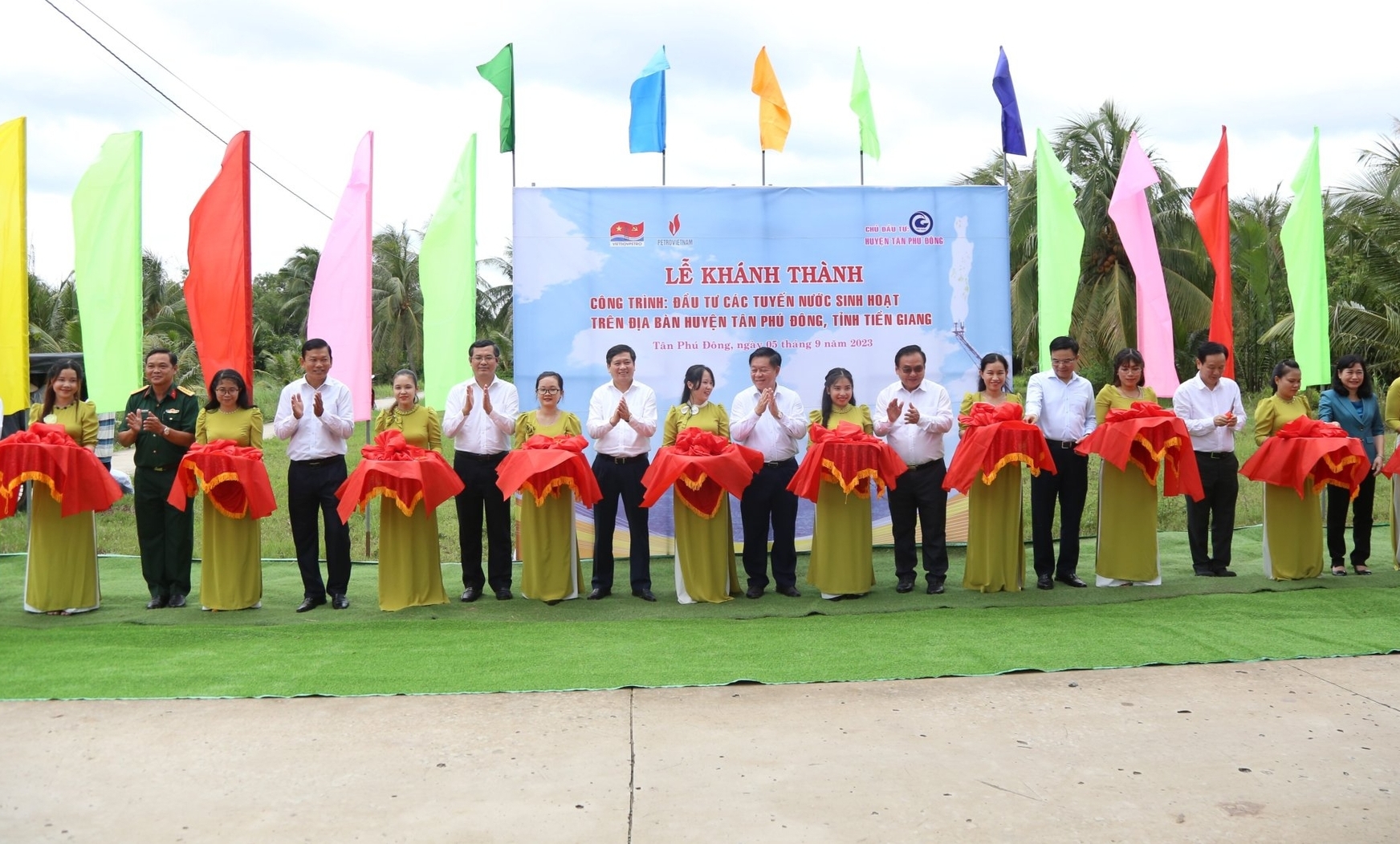 Trưởng ban Tuyên giáo Trung ương Nguyễn Trọng Nghĩa dự lễ khánh thành công trình dẫn nước sạch gần 3 tỷ đồng tại cù lao Tân Phú Đông, tỉnh Tiền Giang. Ảnh: Minh Đảm.