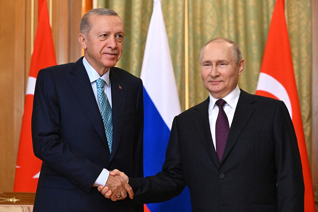 Tổng thống Thổ Nhĩ Kỳ Erdogan (bên trái) và Tổng thống Nga Putin (bên phải) tại cuộc hội đàm ở Sochi hôm 4/9. Ảnh: AFP.