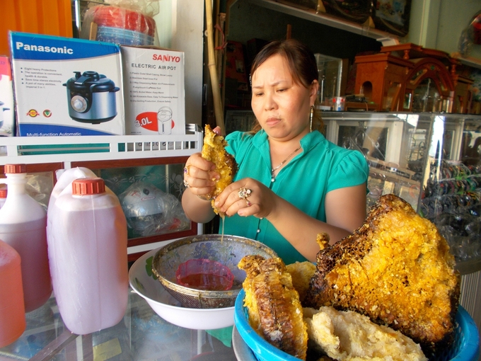 Đại lý thu mua nguyên tổ ong tách lấy mật để bán. Ảnh: V.Đ.T.