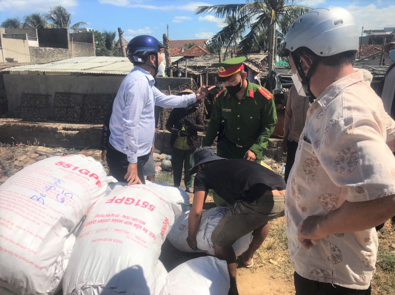 Ngành chức năng ngăn chặn tình trạng phơi mực xà tại xã Cát Khánh (huyện Phù Cát, Bình Định). Ảnh: V.Đ.T.