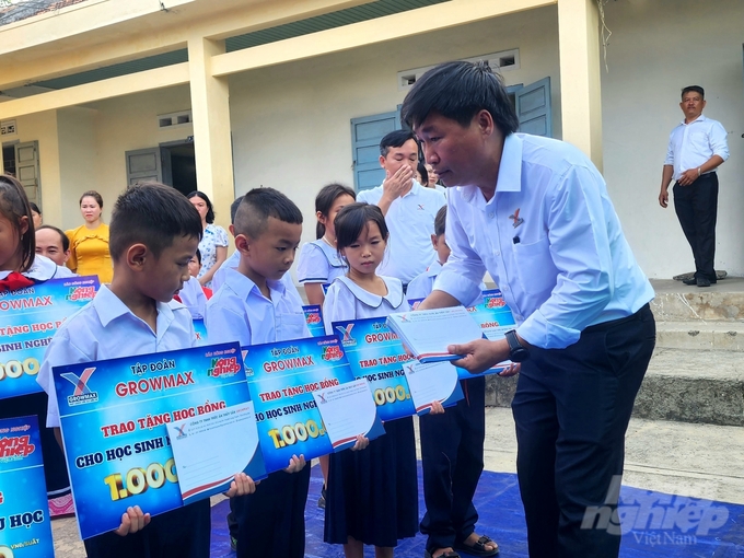 Ông Nguyễn Văn Đại, Giám đốc Khu vực miền Trung 2, Công ty TNHH Thức ăn Thủy sản GrowMax trao những suất học bổng cho các em học sinh. Ảnh: Phương Chi.