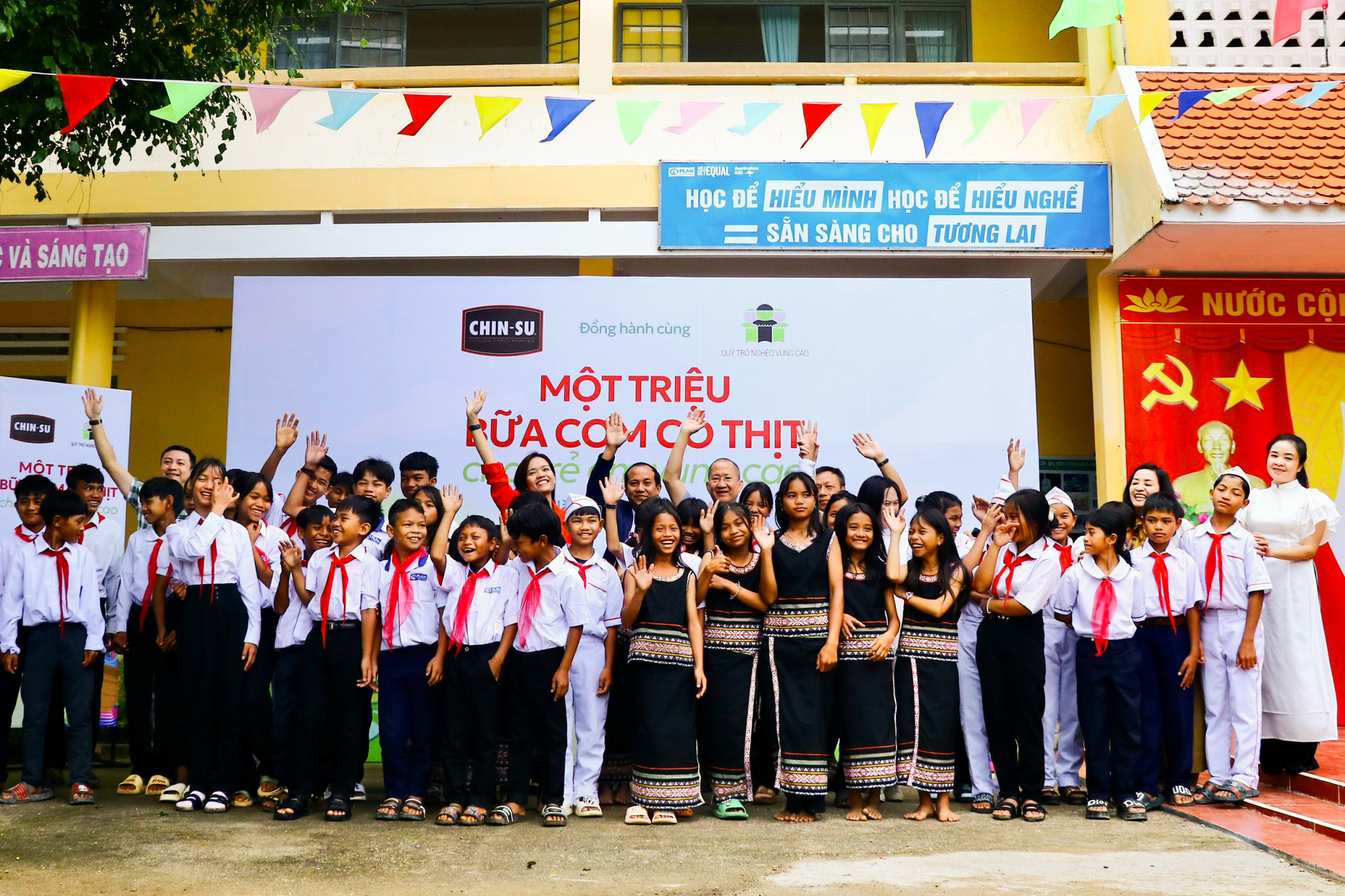 'Một triệu bữa cơm có thịt' do CHIN-SU cùng Quỹ Trò nghèo vùng cao thực hiện chính thức khởi động tại Trường Phổ thông dân tộc bán trú THCS Măng Cành, Kon Tum.